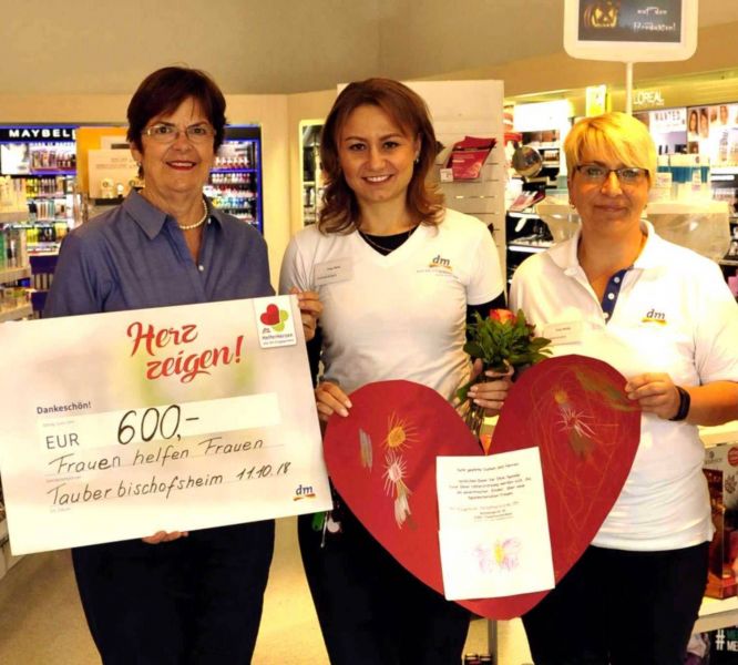 Auf dem Foto (von links): Gayle Lüdke-Beemer, dm-Filialleiterin Frau Merk, dm-Mitarbeiterin Frau Müller